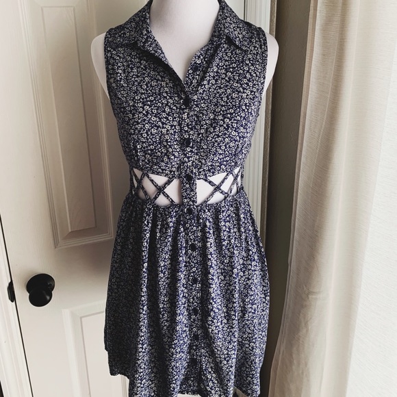 Adorable Floral Summer Dress - Picture 2 of 6